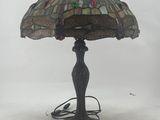 an image of a table lamp with a stained glass shade on it