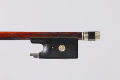 gros plan d'un archet de violon sur fond blanc