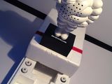 un robot jouet posé sur une boîte