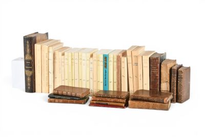 un grand nombre de livres empilés les uns sur les autres