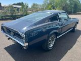 une photo d'une « muscle car » classique garée sur un parking