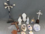 un grand nombre de figurines posées sur une table