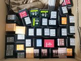 une boîte contenant des cartouches d'encre de différentes couleurs