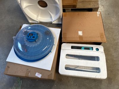 une boîte avec un couvercle bleu et une boîte blanche avec un couvercle bleu et une boîte blanche avec un couvercle bleu et une boîte blanche avec un couvercle bleu
