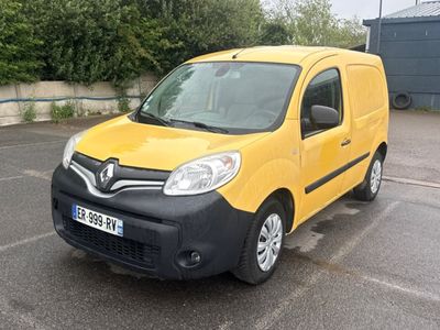 une camionnette jaune garée dans un parking