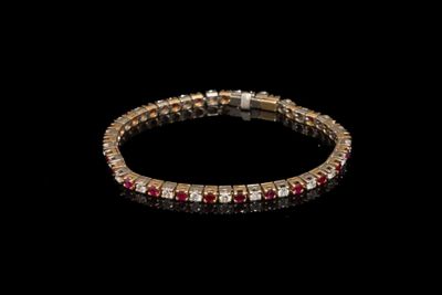 un bracelet en diamants et rubis sur fond noir