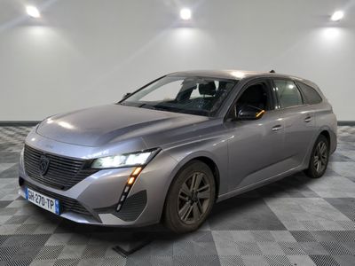 La nouvelle Peugeot est garée sur un sol en carrelage à damier.