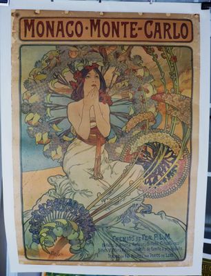 une vieille affiche représentant une femme en maillot de bain assise sur un banc