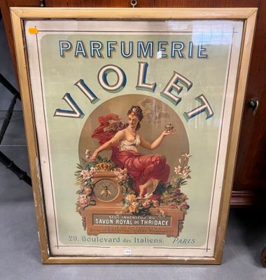 une vieille affiche représentant une femme tenant un verre de vin