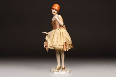 Figurine en porcelaine et jupe en tissu. - Photo 1