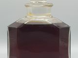 une bouteille en verre contenant un liquide brun