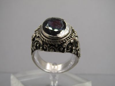 Bague en argent 800/1000, poinçon crabe, à riche décor, enrichie d'une - Photo 1