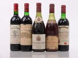 six bouteilles de vin sont alignées sur une table