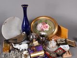 un vase bleu posé sur une table, à côté d'autres objets