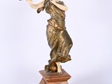 statue d'une femme jouant de la flûte, posée sur un socle en marbre