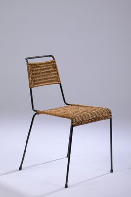 une image d'une chaise en osier et en métal