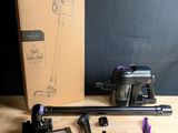 une boîte contenant des aspirateurs et d'autres outils, posée sur une table