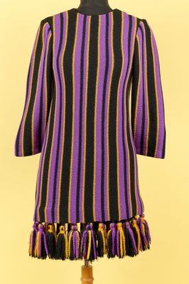 une photo d'une robe à rayures violettes et noires sur un mannequin
