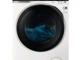 vue de face d'une machine à laver contenant un linge bleu