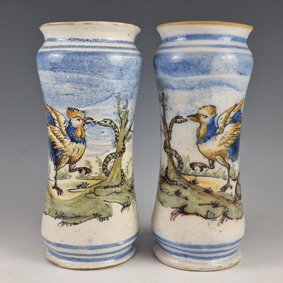 une paire de vases bleus et blancs ornés d'oiseaux, posés sur une table