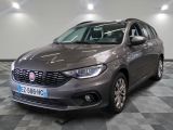 la voiture grise est garée sur un sol en damier dans le garage