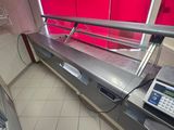 une photo d'une cuisine professionnelle avec un plan de travail et une balance