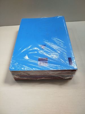 une pile de livres emballés dans du plastique posée sur une table
