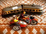 une petite moto miniature et une petite voiture miniature posées sur une table