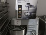 une boîte contenant un hachoir multifonction Kenwood posée sur un plan de travail