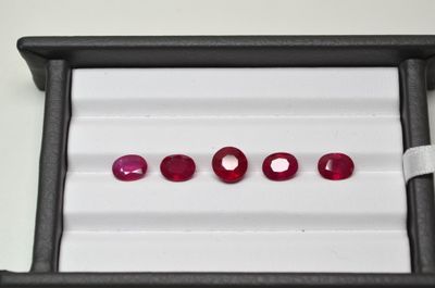 Un lot de cinq rubis dont un facetté rond d'un poids de 4,09…