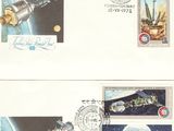 deux timbres représentant une station spatiale et une station spatiale