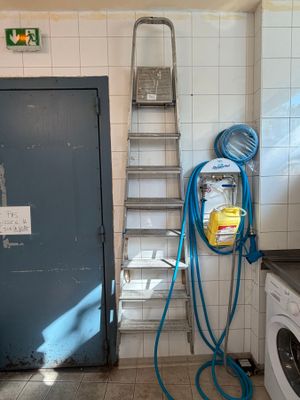 un lave-linge et un sèche-linge dans une petite pièce