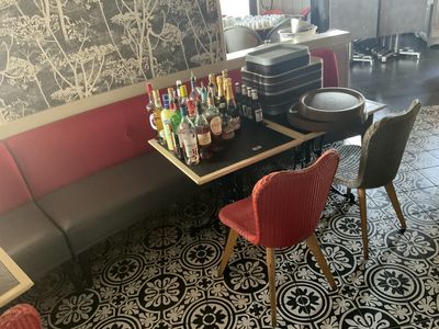 deux chaises et une table dans le coin d'une pièce