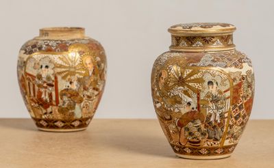deux vases posés sur une table