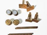 de nombreux objets en bois et en métal posés sur une surface blanche