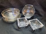 plusieurs morceaux de verre posés sur une table, sur fond noir