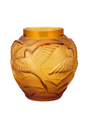 un vase en verre orné d'un motif d'oiseau