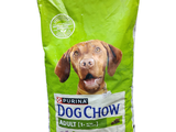 le sac de croquettes pour chien est posé sur une surface blanche