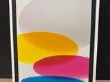 Le carton contenant le nouvel iPhone 11 est ouvert et prêt à être expédié