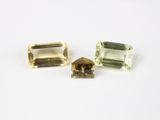 deux tourmalines vertes sur fond blanc