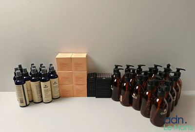plusieurs flacons de lotion posés sur une table à côté d'un carton