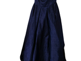 une photo d'une robe bleue suspendue à un cintre
