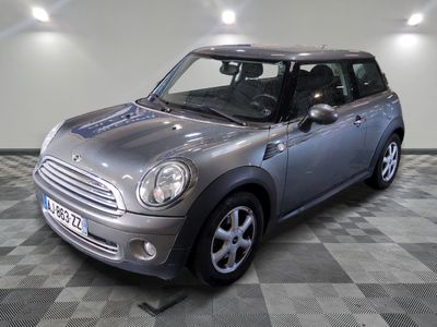 une photo d'une Mini Cooper argentée garée dans un garage