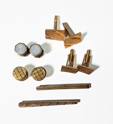 de nombreux objets en bois et en métal posés sur une surface blanche