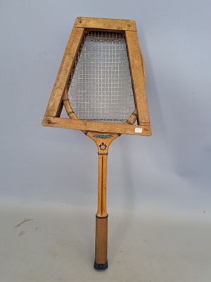 une raquette de tennis posée sur une table