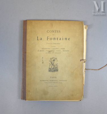 un vieux livre posé sur une table à côté d'un mur blanc
