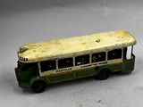 un petit bus miniature posé sur une table