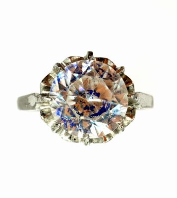 Bague retenant un verre, monture argent, poinçon crabe, 800/…