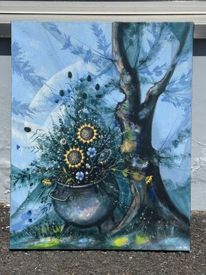 une peinture représentant un vase rempli de fleurs, peinte sur la façade d'un immeuble