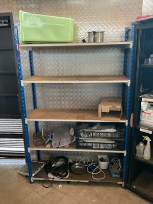 une étagère sur laquelle se trouvent plusieurs objets